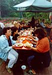 Rainer Schmidt: Grillparty im Inselbiergarten nach einer Stocherkahnfahrt, Juli 2003