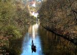 Jochen Mensing: Ein einsamer Stocherer im Herbst am Neckar in Tübingen