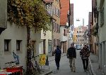 Jochen Mensing: Die Bachgasse in Tbingen, Blick auf Restaurant Gutenberg